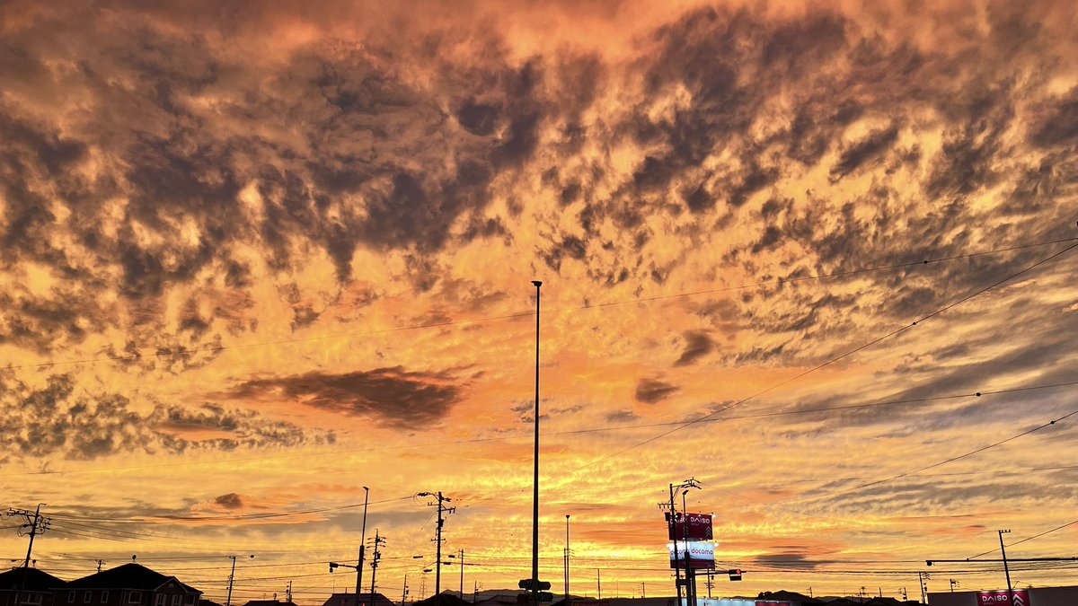 NFC873's tweet photo. 夕焼け🌇がすごく綺麗で思わずパチリ📷 https://t.co/NWmkqwCUV2