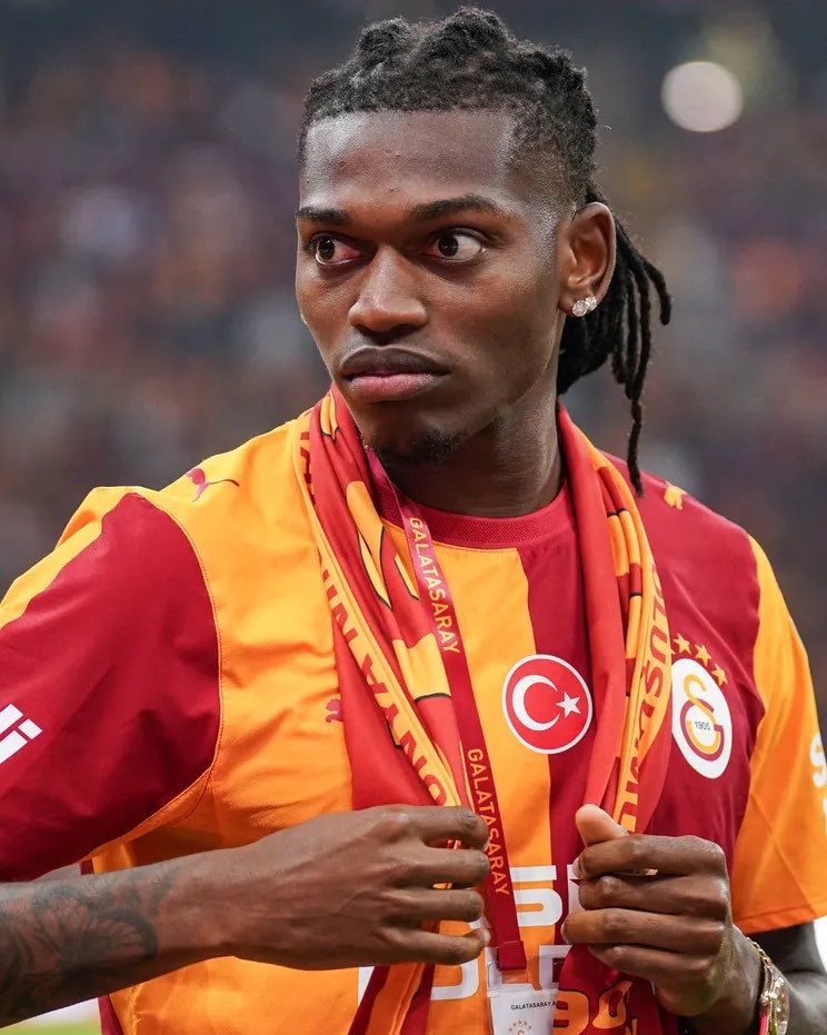 SaracogluSports's tweet photo. 🚨Erman Hoca:

"Leao dün 21 top kaybı yapmış eğer bunu Kerem yapsaydı bütün medya bunu konuşurdu şimdi kimse konuşmuyor şaka gibi." https://t.co/BEVb8lcdKk
