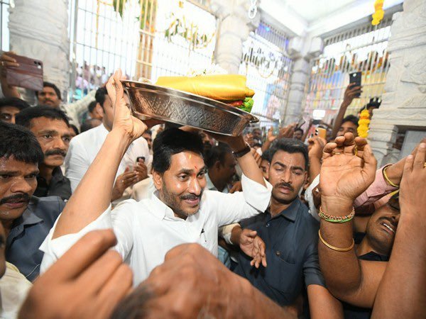 bethaluduuuu's tweet photo. @Venkat_karmuru @ncbn వీడు ఎవడు రా... నీ అమ్మ మొగుడా 🤙హార్పపిక్  గా. https://t.co/FBxx7H0usr