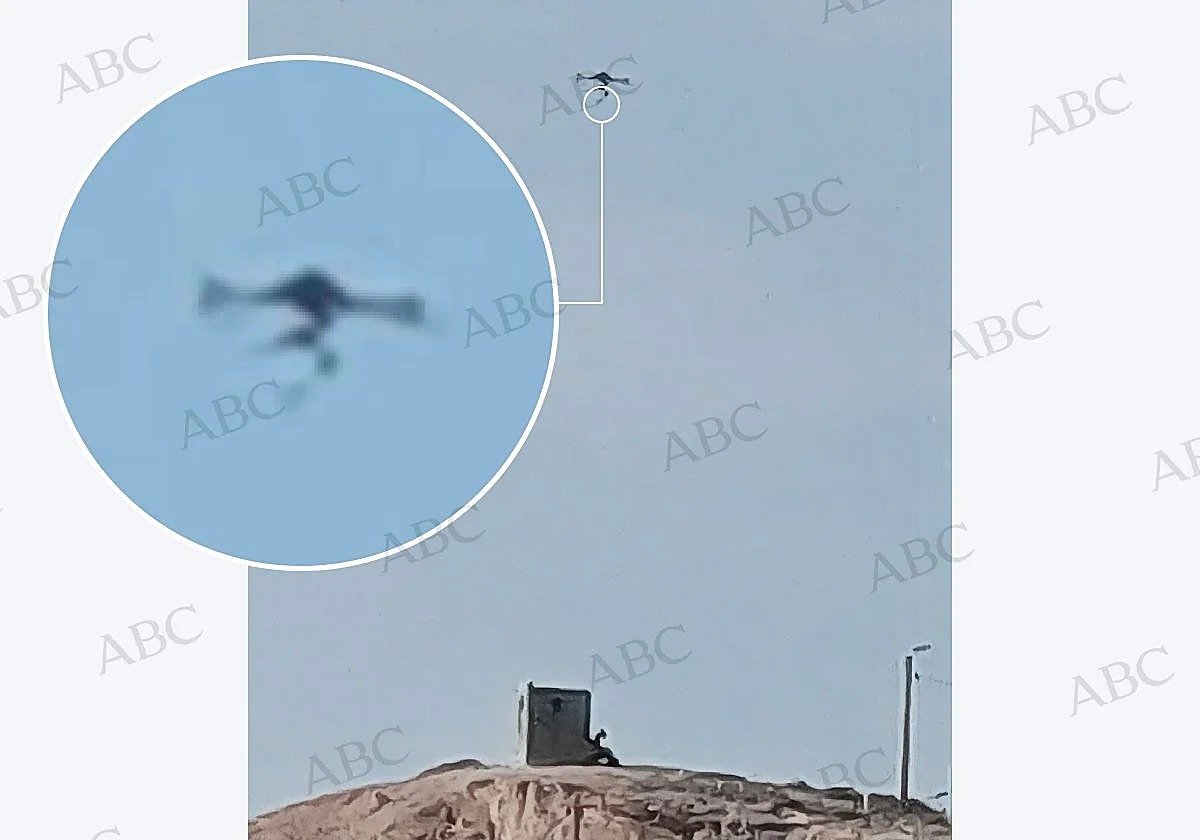 RobertoVaquero_'s tweet photo. Marruecos movilizó con total impunidad un dron sobre Ceuta durante la visita de los directores de la Policía y la Guardia Civil.

El régimen de Mohamed VI se ríe de forma constante de España y Sánchez es quien les ha permitido cruzar toda clase de líneas rojas. https://t.co/RJItKbApmM