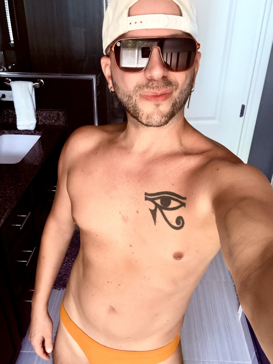 JakVesperX's tweet photo. Am I pretty? 😏 https://t.co/WjKVnH5avr