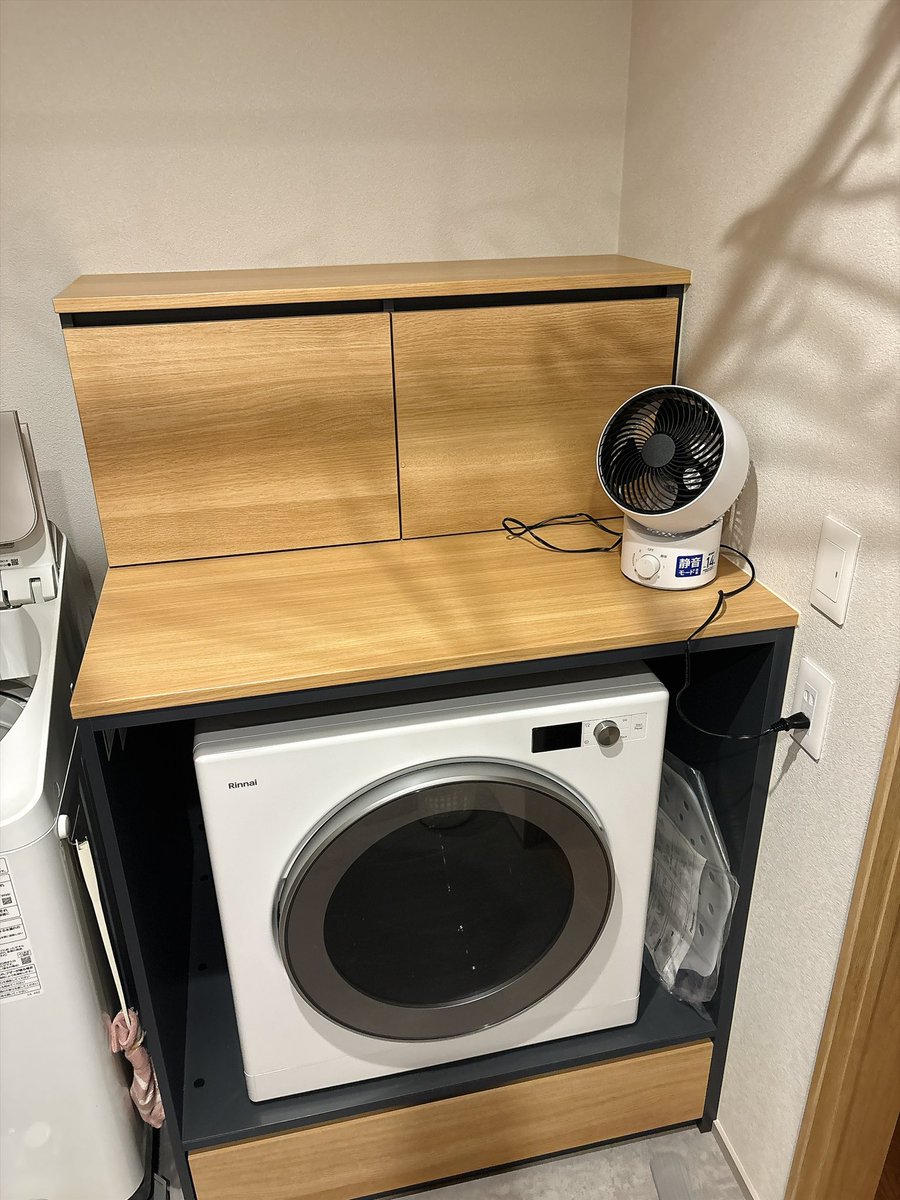 akiburosuta's tweet photo. 我が家で採用して良かったもの🏡

脱衣室の高い位置のコンセント🔌

幹太くん専用台(永大産業)の上にサーキュレーターを置くことを想定して付けて大正解💮💯

ちなみに幹太くん専用台は配管も隠せて意匠性よき👍⭐️ https://t.co/mBAp1VMNAA