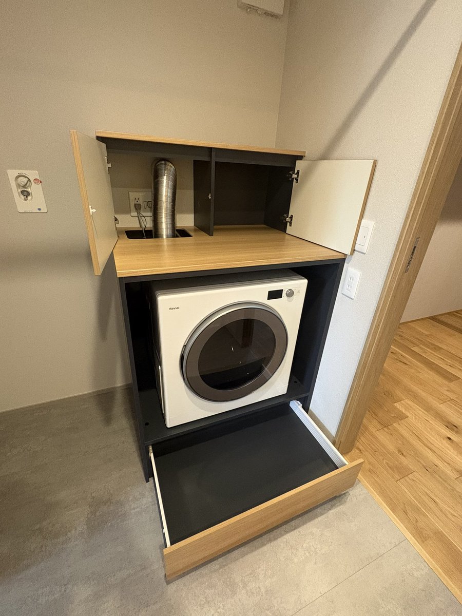 akiburosuta's tweet photo. 我が家で採用して良かったもの🏡

脱衣室の高い位置のコンセント🔌

幹太くん専用台(永大産業)の上にサーキュレーターを置くことを想定して付けて大正解💮💯

ちなみに幹太くん専用台は配管も隠せて意匠性よき👍⭐️ https://t.co/mBAp1VMNAA