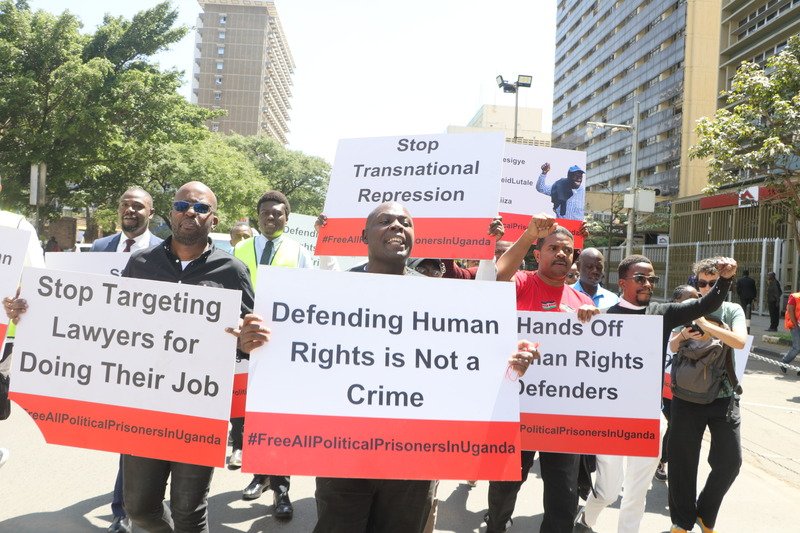 LeakedNewsKE's tweet photo. Activists plan march to State House office over Kizza Besigye’s disappearance in Nairobi

Security around Nairobi’s Central Business District is expected to increase on Monday, September 21, as activists prepare to march to the President’s Office on Harambee Avenue to demand answers over the reported abduction and transfer of Ugandan opposition leader Kizza Besigye.

The planned demonstration seeks to pressure the Kenyan government to explain what happened to Besigye after he reportedly disappeared from Nairobi in November 2024 before resurfacing in Uganda four days later. He was initially arraigned before a military court in Uganda, with his case later transferred to a civilian court.

The protesters are calling for Besigye’s release and an independent investigation into how he was moved from Kenya to Uganda. 

They also want security officers who may have been involved in the operation to be investigated and held accountable if wrongdoing is established.

The planned march comes as fresh claims emerge during Besigye’s treason trial at the High Court in Kampala. 

A prosecution witness has alleged that Kenyan police planted two pistols and fake currency inside an apartment in Nairobi before Besigye and his co-accused arrived.

According to the witness, the Riverside apartment had been prepared as part of an intelligence-led operation. 

However, defence lawyers have questioned how the alleged weapons were handled and where they are currently held. 

They have also raised concerns about whether forensic tests could have established whose fingerprints were found on the firearms.

The claims remain part of testimony presented in court and have not been established as factual findings.

Besigye is jointly charged with his aide Hajji Obeid Lutale and Uganda People’s Defence Force officer Captain Denis Oola over allegations of involvement in a plot to overthrow President Yoweri Museveni’s government. All three have denied the charges.

Activists say Kenya must account for Besigye’s disappearance while he was on Kenyan soil. 

They are demanding transparency from the government and an independent inquiry into the circumstances surrounding his transfer.