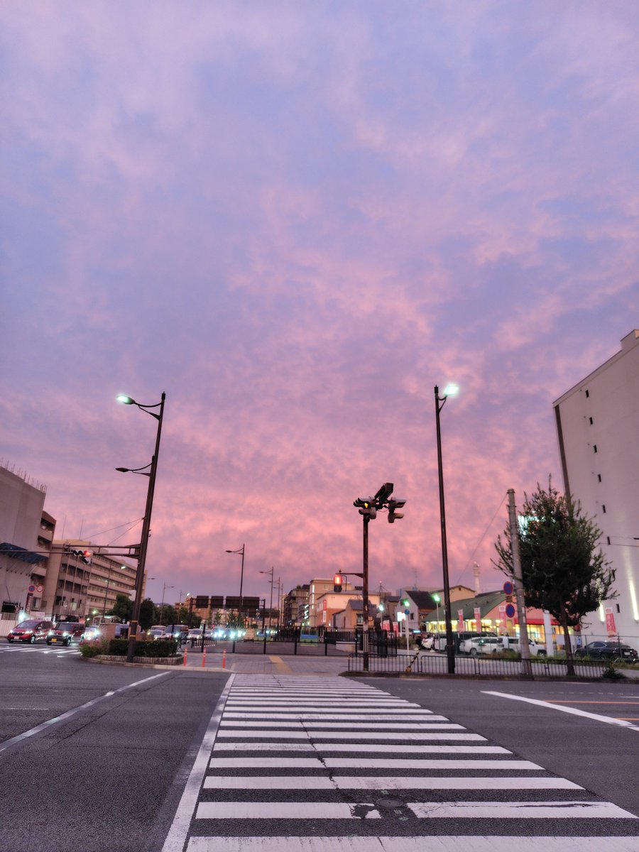 mamiya0801's tweet photo. たまにこういう色になる空
綺麗とも思うし、ちょっと怖くもある

肉眼やともっと赤かったんやけどな
SIRENみたいな世界 https://t.co/8fK6mNOmdZ