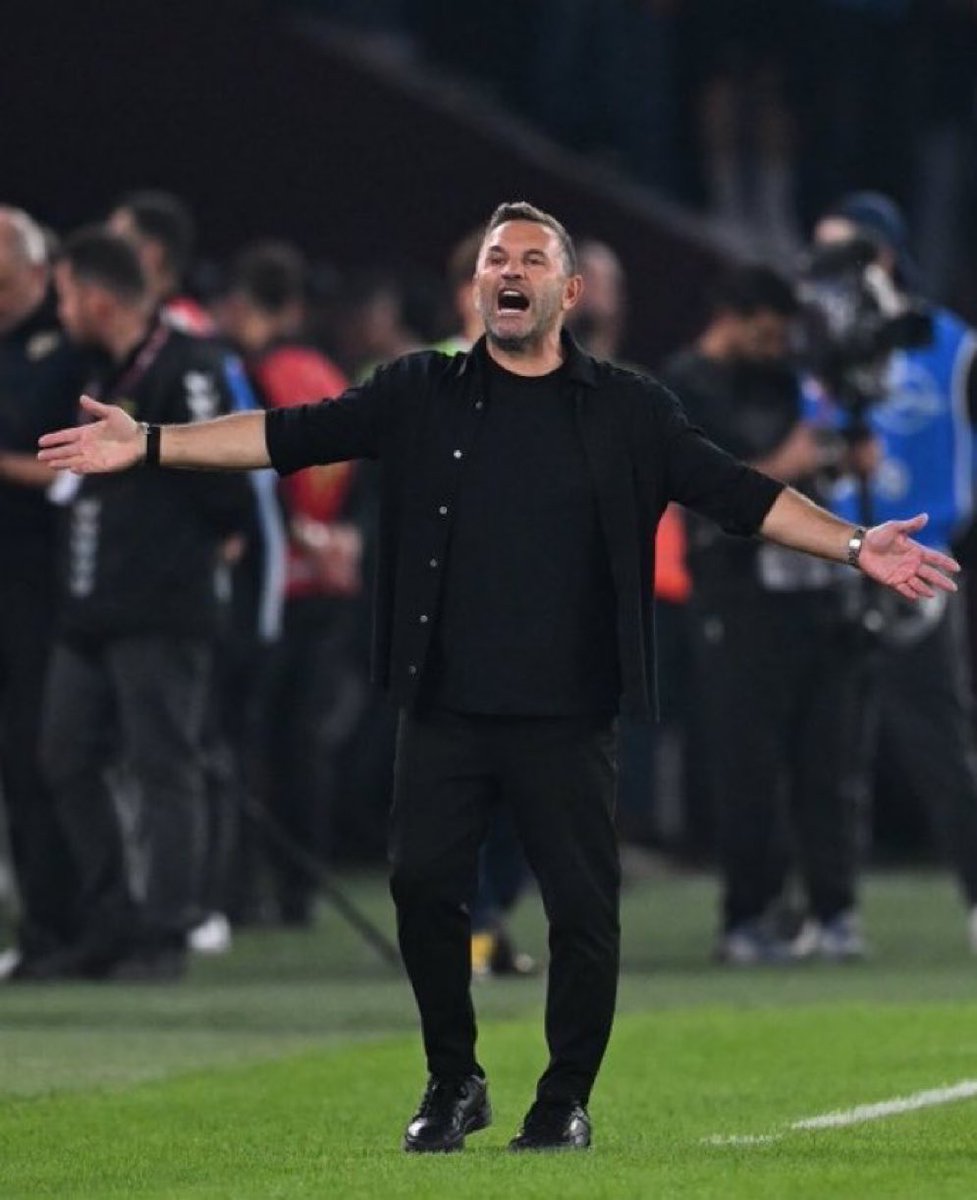 HatTrickSporcom's tweet photo. Galatasaray yönetimi içinden bazı isimler: "Hocamız şu anda formsuz. 

Buraya kadar kıl payı galibiyetlerle geldik.  Dün gece gerçekle yüzleştik. Bunun muhasebesini yapmalıyız.” 

(Sabah) https://t.co/t588U2Qz8l