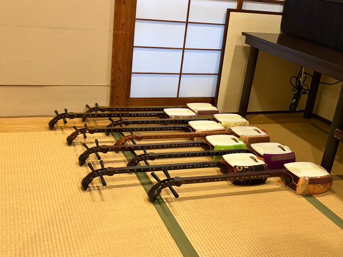 tokiwazusaiou's tweet photo. 三味線で歌おう・語ろう　三味線を弾こう　伝統芸能体験コンサートの、第二回目の講座でした！
「お唄はじめてしたけど、面白かった」
「説明や解説分かりやすく、面白かったです」
などなど。第四回目の成果発表に向けて、お稽古が進んでいます。 https://t.co/Q4WDQYB5fD