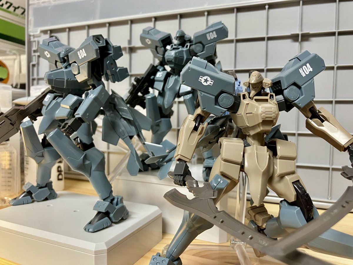 zephyr_00s's tweet photo. 雨でファントムの塗装保留の合間に、来年のマブ展に向けF-15量産中。原作でも実機でも塗装バリエーション豊富なので何機でも作るモチベが湧く機体 https://t.co/y3xN6cZmAI