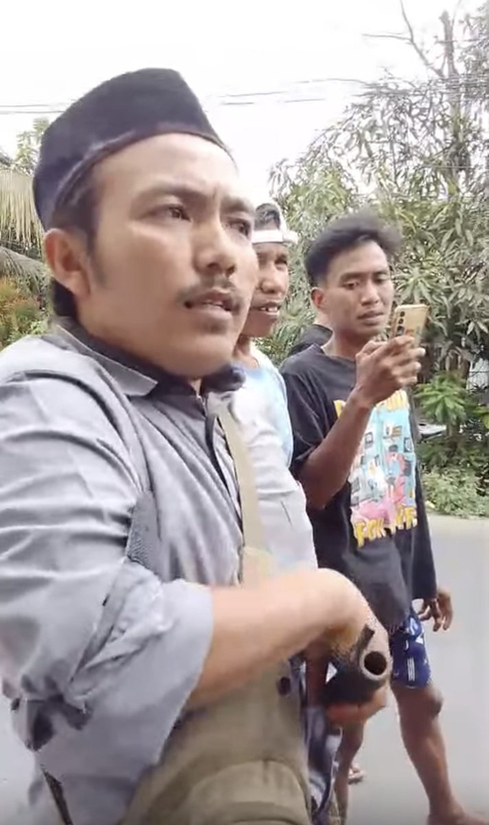 txtruangpodcast's tweet photo. kirain 2026 yang kyk gini ginian tuh udah ga ada lagi.
ternyata masih ada dan parah banget.

orang lagi ibadah diganggu dan diancam pake sajam. sumpah marah dan malu banget gw liatnya sebagai sesama muslim.
 di akhir malah pake mayoritas lagi ajg!!!🤬

lokasi di gereja GKPI rajeg tangerang