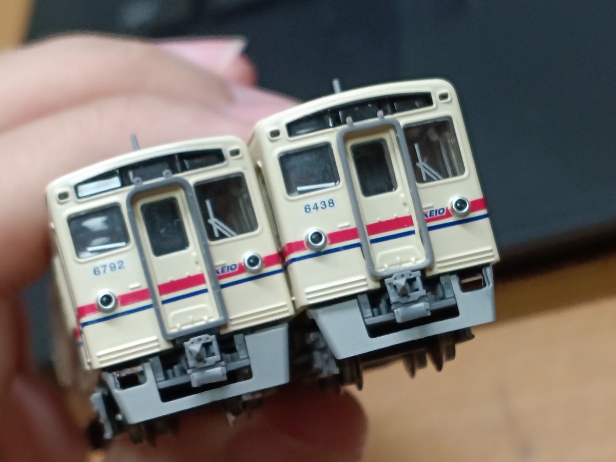 kuha_6765's tweet photo. マイクロ京王6000には富キハ40の前面幌が無加工で取り付けられる
2枚目左側がTOMIX幌 https://t.co/eoKwX8DAwJ