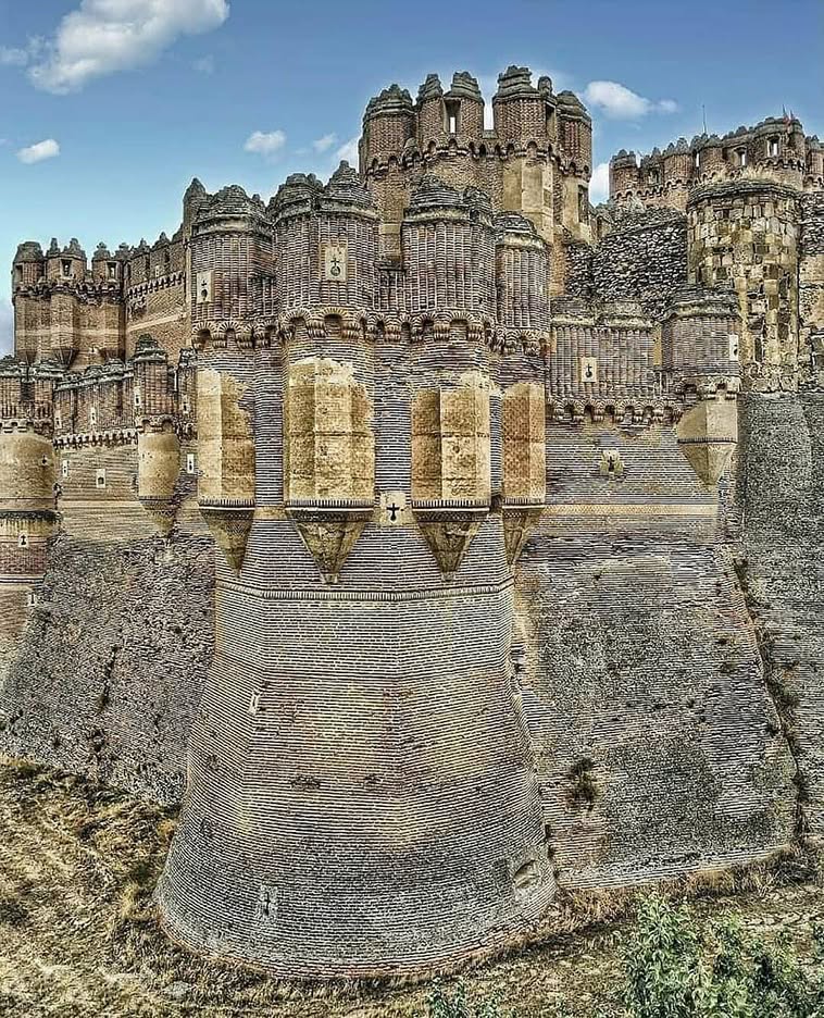 TheProjectUnity's tweet photo. Coca Castle in Spain, built in the late 1400s 😲 https://t.co/6Z3K0GblTE