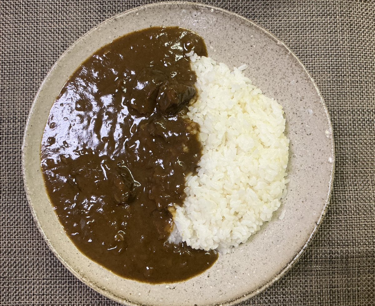 kitsune3526's tweet photo. #おうちごはん

🍛 牛すじカレー

久々にカレーを作りたくなったので、牛すじをじっくり煮込んだカレーにしました　野菜はたっぷりで形を残さないのが好みです

牛すじは関西に住んでた頃は良く使ってましたが、関東では見かけることが少ないです　もっと手軽に買えれば良いんですが… https://t.co/eKyFnP3w7F