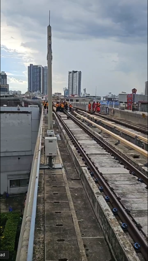 chatuwrote's tweet photo. MRT สายสีม่วงเปิดใช้งานแล้ว หลัง #ไฟไหม้ เธิร์ดเรล รถไฟฟ้าสถานีเตาปูน (ภาพจากไลฟ์ อ. #ชัชชาติ )

🚨ปัญหาตอนนี้ 🚨 ปิดสายสีน้ำเงิน 5 สถานี ต้องต่อชัตเติลบัส เส้นจรัญสถานีปลายทางที่ใช้ได้คือ บางพลัด ฟากพระนครคือ จตุจักร https://t.co/stP5E8K14a