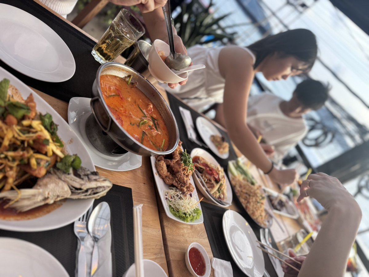 PhuketHappyTour's tweet photo. サンセットが見えるレストラン　ソムタムヤムパオ＠カリムビーチ　久し振りに行ったらメニューがアップデートされていました！食事の写真を撮り忘れてしまいましたが、とっても素敵な時間を過ごせました💕 https://t.co/Wxj1hD5d5z