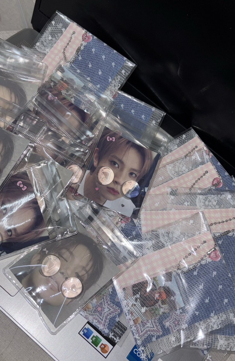 amaangun's tweet photo. ”𝘗𝘭𝘴. 𝘙𝘵.”

; giveaway for Evers #EVAN

Keychain 30 ea ྀིྀིྀིྀིྀི 
บีบแจ้ม only 10 ea ྀིྀིྀིྀིྀི 

อย่าลืมมารับดุ๋งไปเลี้ยงกันนะคะ🐹ྀིྀིྀིྀིྀི 

date: 17 oct 2026 (sat)
location : UOB Live
time : tba.

#KLiveFestival https://t.co/nyR3yq5wgo