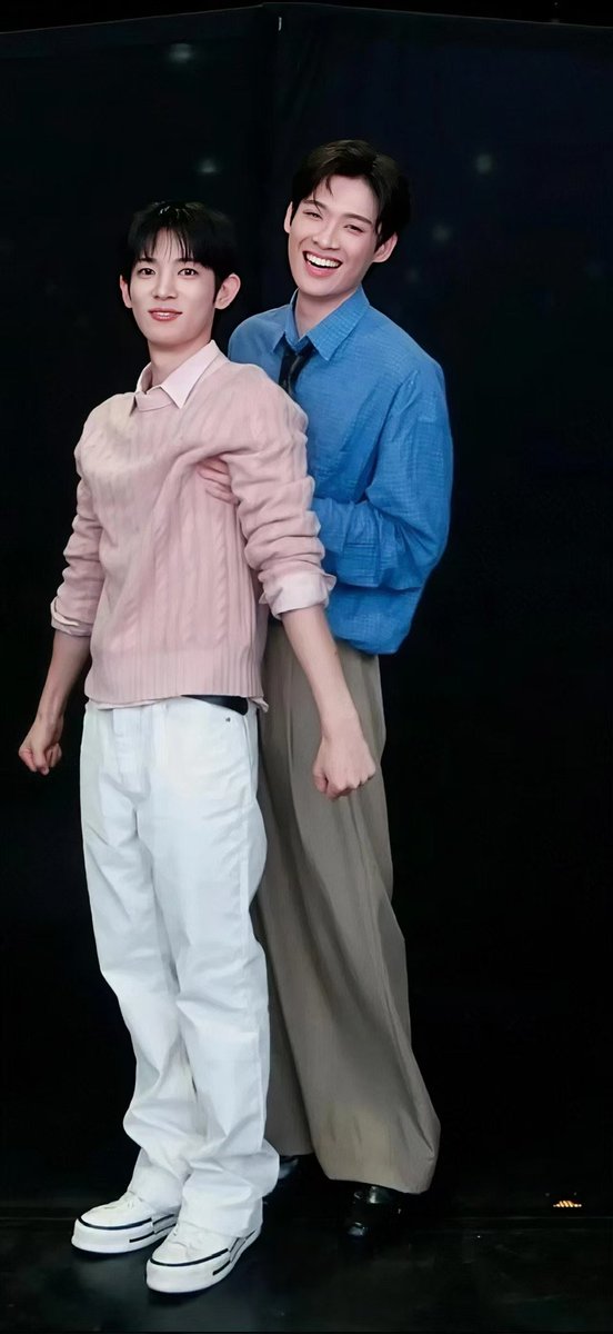 happiii_ii's tweet photo. 얼딩슈 두 손은 왜케 주먹을 쥐고있어 ㅋ
(다소 의젓한 척 하는 어린이같아 보임)
연상이 너무 인자하게 웃고있어서 더 그렇게 보임😆🤣

겨드랑이에 손을 왜 끼고 있냐고..😅😇🫠 https://t.co/QoVx1me4Fw