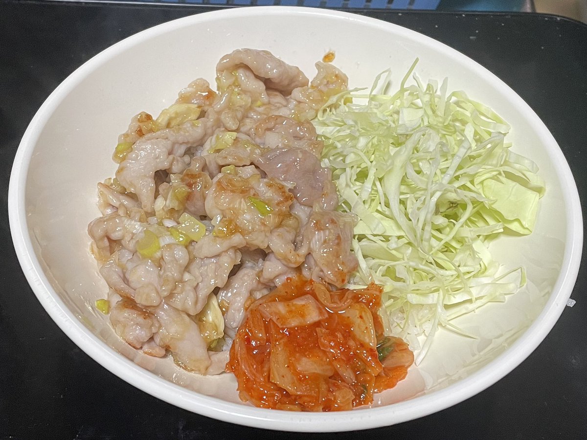 tanukinman's tweet photo. 豚こま肉でネギ塩豚丼。

重曹で保水性を上げて、ラードを垂らして豚バラに偽装することを目指しました（笑） https://t.co/ttejjjYC8X