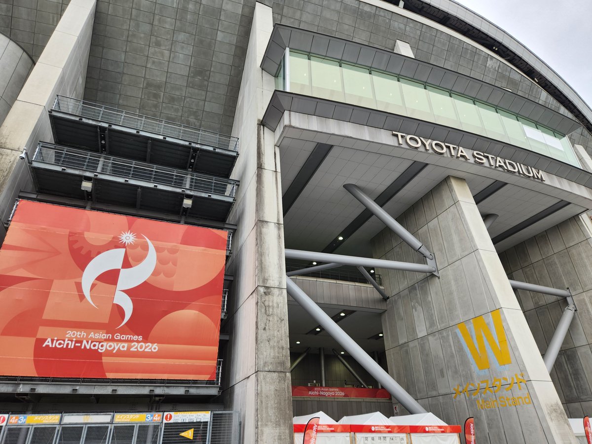 carp13gra25's tweet photo. 今日はやっぱり気になるので豊田スタジアムのサッカーの試合を当日券で買えるかなって安直な考えだったから色々遠回りしたけど、なんとかゲット。さっきまで香港とタイの試合やってて面白かった。19時半から日本代表戦です。 https://t.co/8T2Plb8azT