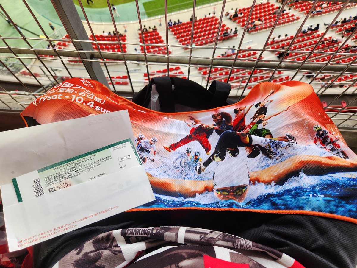 carp13gra25's tweet photo. 今日はやっぱり気になるので豊田スタジアムのサッカーの試合を当日券で買えるかなって安直な考えだったから色々遠回りしたけど、なんとかゲット。さっきまで香港とタイの試合やってて面白かった。19時半から日本代表戦です。 https://t.co/8T2Plb8azT