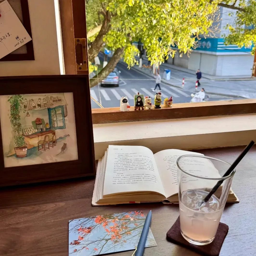 Syafrin34067219's tweet photo. Perfect lazy afternoon: iced matcha, a good book, and sunlight through the window  Just the way to recharge! https://t.co/axv1ksMNMu