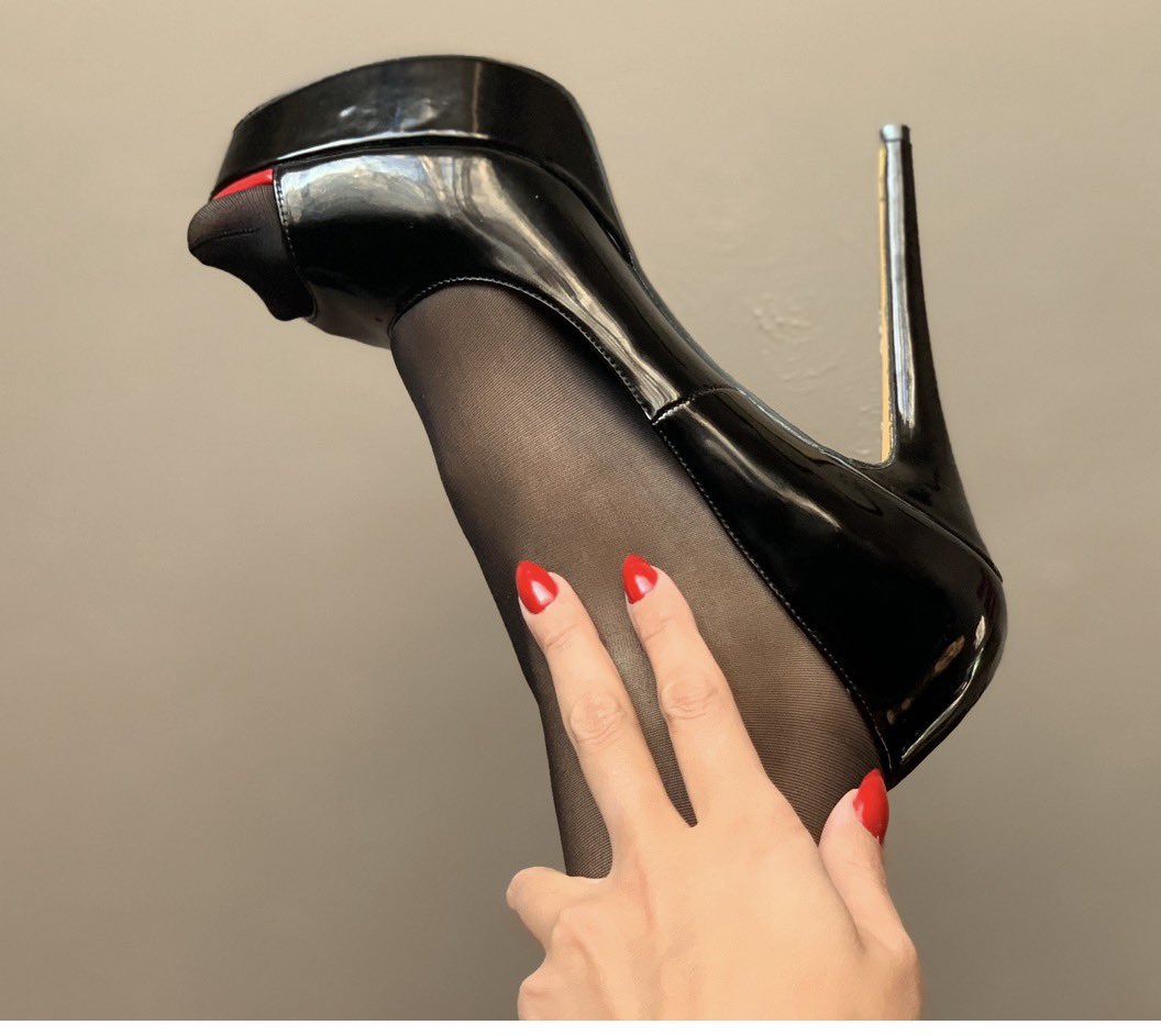 LadyVioletDomme's tweet photo. Who wants to be useful today? #femdom #findom #worship https://t.co/9kWJd9X44p