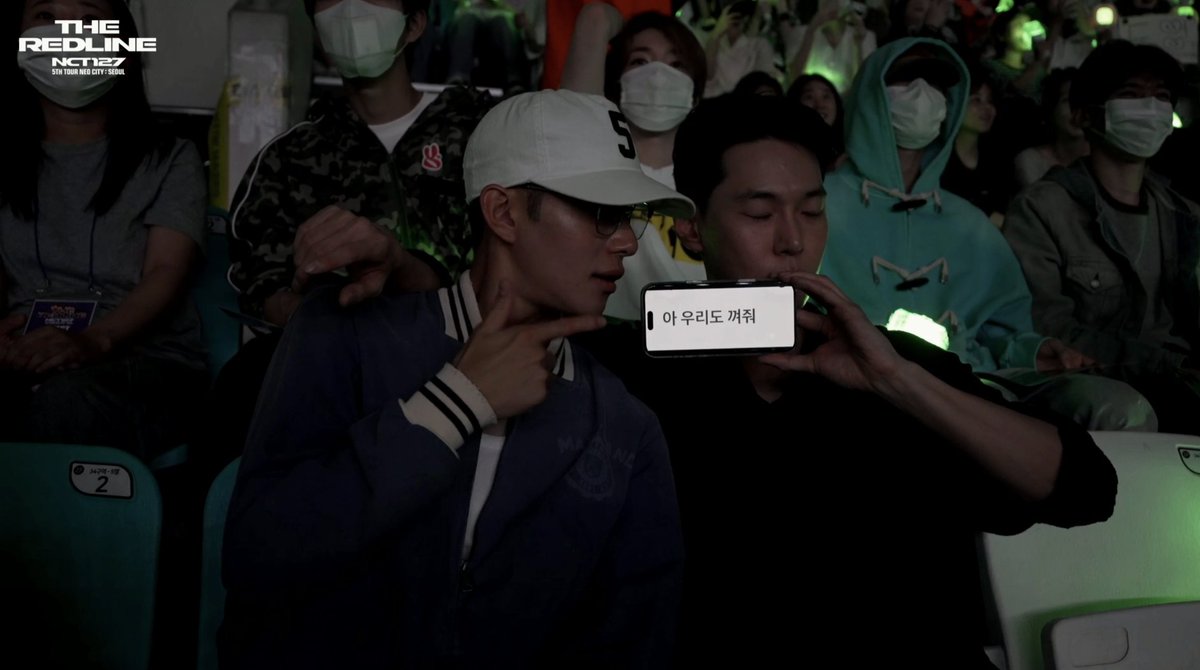 haemjjitokki's tweet photo. "ah, add us in too" 

- doyoung &amp; jungwoo placard/sign screentime before encore 😂 https://t.co/XLnVz3BtmY