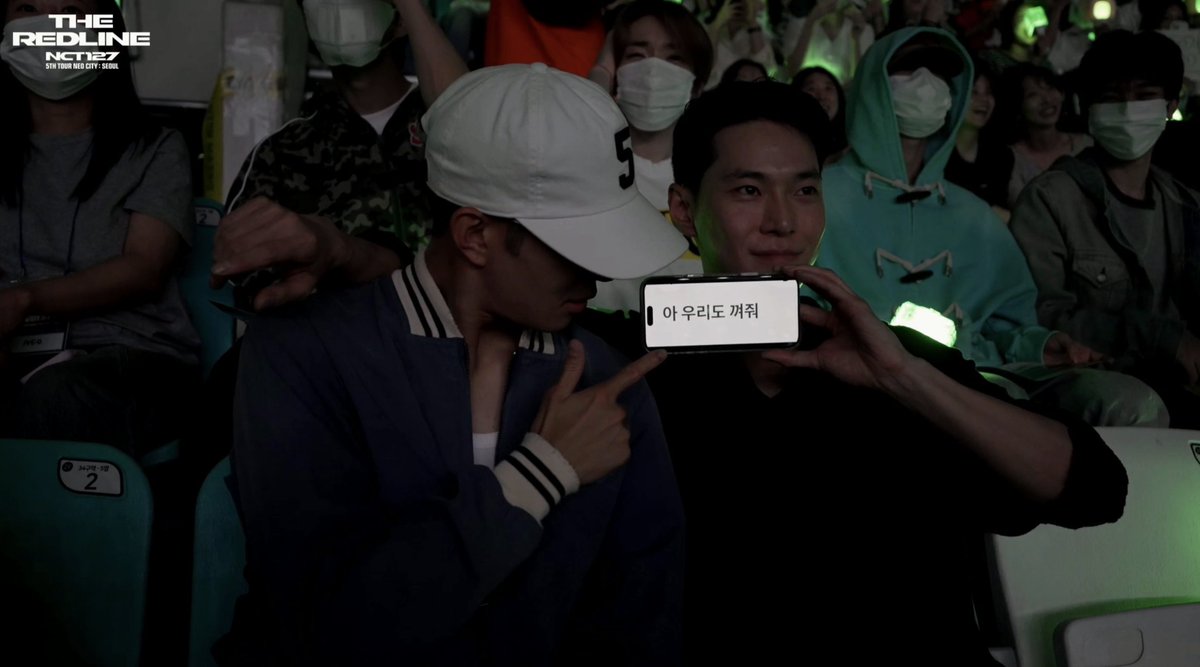 haemjjitokki's tweet photo. "ah, add us in too" 

- doyoung &amp; jungwoo placard/sign screentime before encore 😂 https://t.co/XLnVz3BtmY