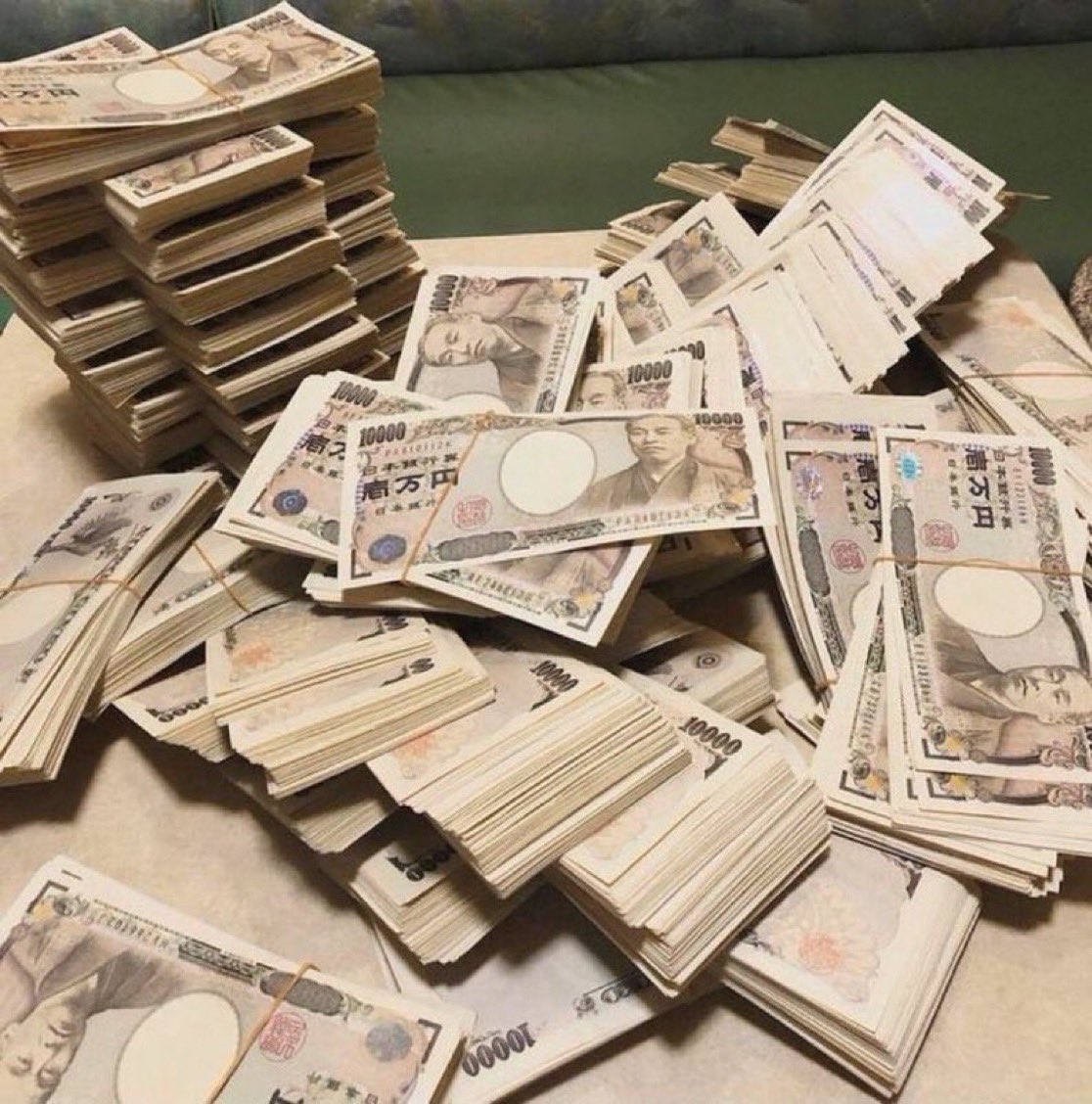 Danieljenksi's tweet photo. もし本日1億円を受け取ったら、何に使いますか？🤔💴

1 借金を返済する

2 投資してください

3 それを使って生活をより良くしてください https://t.co/NhcV4hk4TK
