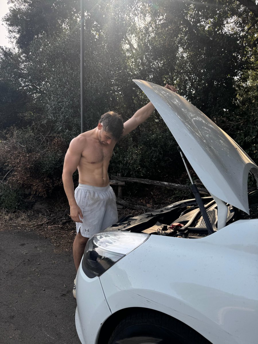 Wowhotguysrm's tweet photo. Would you walk over if you saw me like this? https://t.co/VNOHhb6K1z