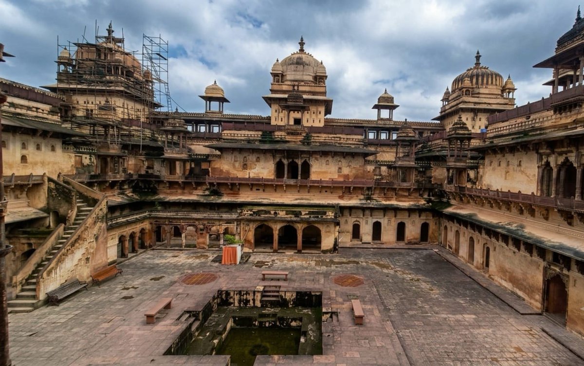 goswami_richa's tweet photo. Lost in the grand architecture &amp; rich history of Orchha! 🏰✨ From walking through grand courtyards and stone corridors to watching the fort light up under the night sky, this place is pure magic.

MP’s hidden gem truly feels like stepping back in time🕰️

#IncredibleIndia #Orcha https://t.co/nN0MDYrz8D