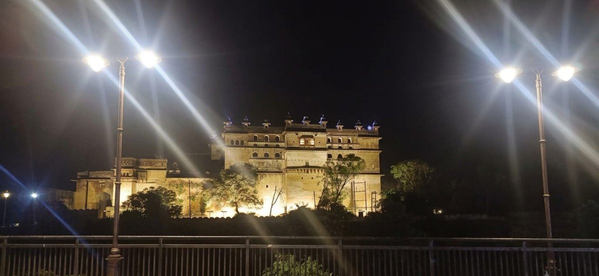 goswami_richa's tweet photo. Lost in the grand architecture &amp; rich history of Orchha! 🏰✨ From walking through grand courtyards and stone corridors to watching the fort light up under the night sky, this place is pure magic.

MP’s hidden gem truly feels like stepping back in time🕰️

#IncredibleIndia #Orcha https://t.co/nN0MDYrz8D