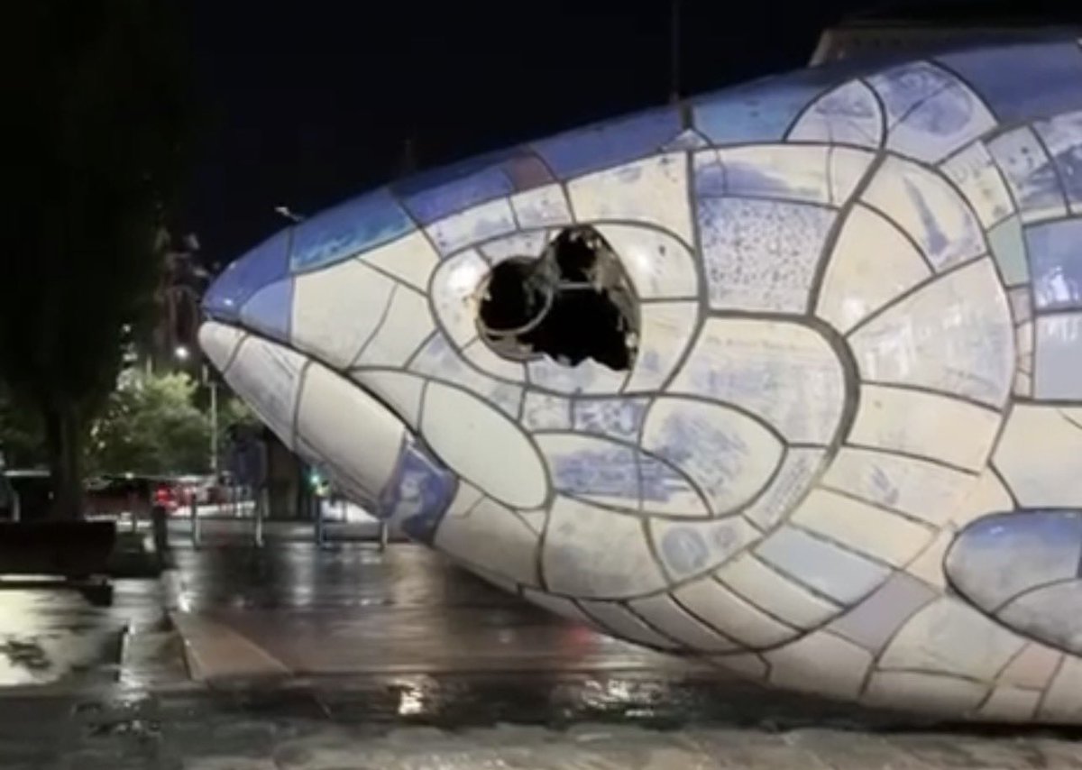 Kscott_94's tweet photo. A 44-year-old man has been arrested for damaging the big fish in Belfast.

At around 12:30am police responded to reports of a man damaging the Salmon.

Extensive damage was caused to its left eye.

He was arrested for damage to the sculpture and possession of an offensive weapon in a public place. @BelTel