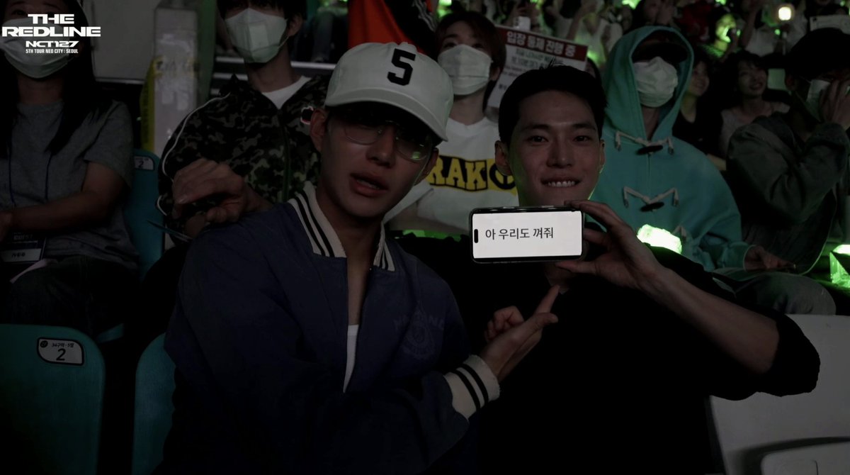 haemjjitokki's tweet photo. "ah, add us in too" 

- doyoung &amp; jungwoo placard/sign screentime before encore 😂 https://t.co/XLnVz3BtmY