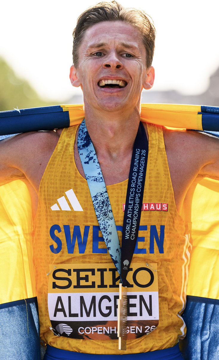 tommyastrom's tweet photo. Andreas Almgren gör det igen 🇸🇪🏆
Världsmästare i halvmaraton på nytt Europarekord.
Första världsmästaren från Sverige i långdistanslöpning. 
Första icke-afrikanska mästaren på distansen på 30 år.
Utklassar, bland andra, dubbla olympiska mästaren Joshua Cheptegei, världsrekordinnehavare på 5000m + 10000m. 
Pulvriserar det gamla Europarekordet.
58.06 innebär i snitt 2:45 per kilometer i 21 km 😲
Den osannolika karriären bara fortsätter. 
🥇 Andreas Almgren 🇸🇪 58:06 (ChR, AR) 
🥈 Nicholas Kipkorir 🇰🇪 58:11 
🥉 Joshua Cheptegei 🇺🇬 58:26 (PB)