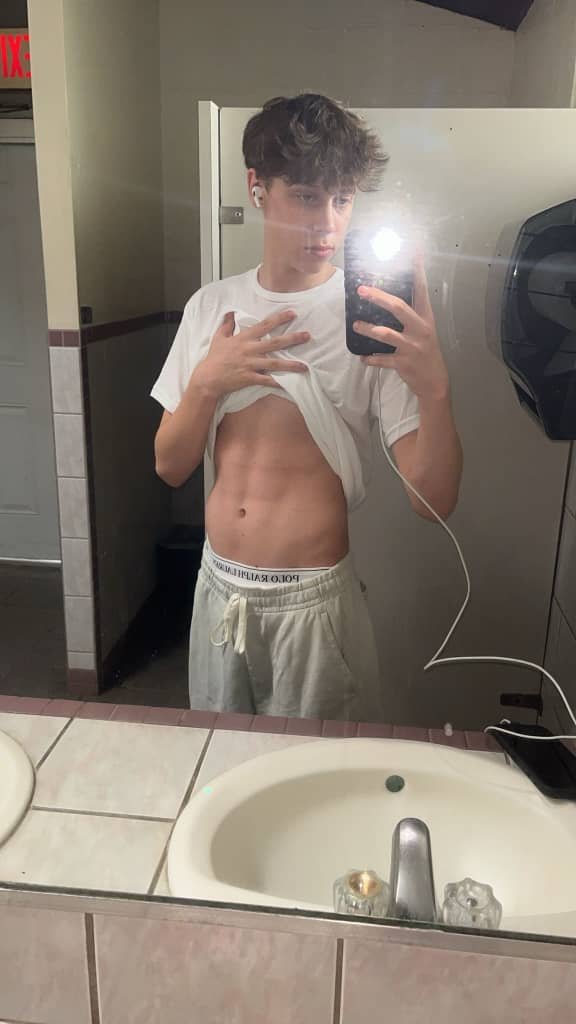 twinkxhaven22's tweet photo. How did I look 🥰🥰 https://t.co/Hn5NkvJBfA