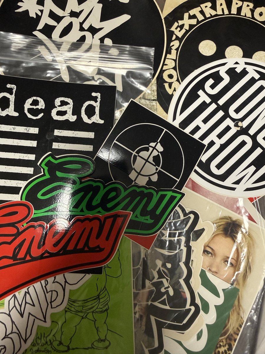 anlgang's tweet photo. シール帳、若者の文化で「何が楽しいねん」思ってだけど、自分も昔から好きなアーティストやストリートブランドのステッカー集めてたので割と親和性あった😅（レアなのDIGったり、安いものからお宝見つけるのとか） https://t.co/m5rg72TIXh