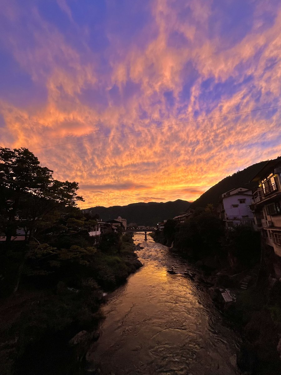 oyoshi_gujo's tweet photo. 魔法みたい✨
(*´∇｀*)
#郡上八幡 #清流の城下町 #吉田川 #夕焼け https://t.co/oElbqQLToy