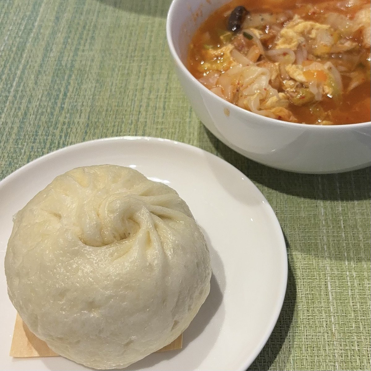 4peno3ke's tweet photo. 晩御飯は並んで買った551の豚まんと中華スープ！ https://t.co/EW7imhunR3