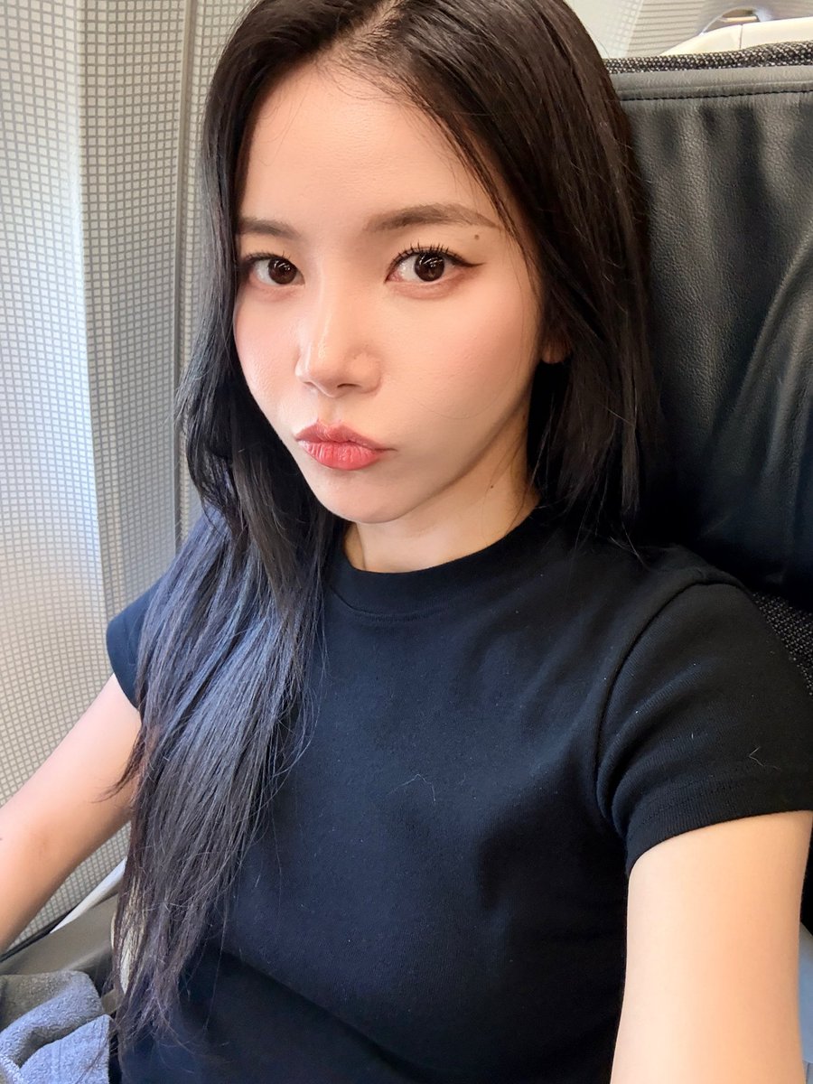 kkeois's tweet photo. 용선 언니는 정말 유명한 기내 셀카 장인임 https://t.co/wdrK6Oepni