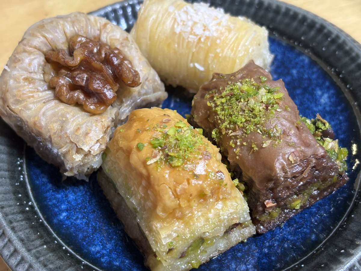 kbt1978's tweet photo. 数日前から猛烈にバクラバが食べたくて、ジェミニに相談したらセロトニンが足りてないと😱これは大変だと新宿高島屋で高級バクラバと東京ジャーミイのバクラバを買ってきた❣️デパートの方で買った牛乳に浸したバクラバがとても美味しかったけど、甘さ的にはジャーミイの方で大満足。幸せホルモン充填！ https://t.co/I3aP6ERo6A