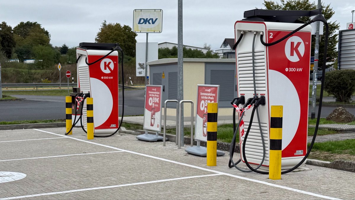 ffaebi's tweet photo. Heute habe ich zum ersten Mal eine Circle K Ladestation in Deutschland gesehen. Kostet aber 56 Rappen vs die 34 Rappen beim Supercharger nebenan. Supercharger halb voll, Circle K leer. Frage mich wann die Bankrottwelle vieler Anbieter kommt 🤷‍♂️ https://t.co/8s3lNA4o3T