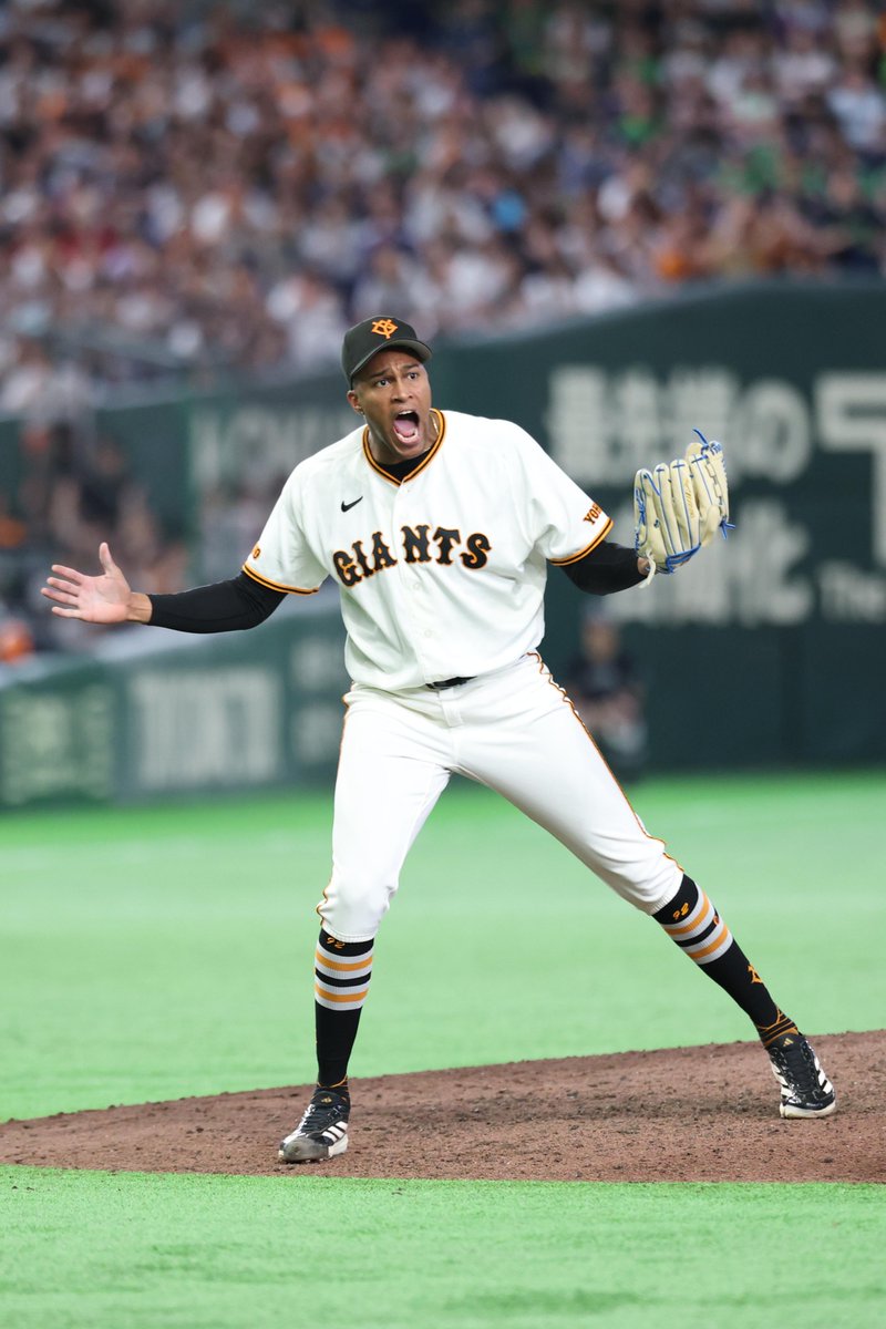 TokyoGiants's tweet photo. 【一軍】巨人 3-2 ヤクルト

6回 #ダルベック 選手の適時打で1点差に迫り、7回 #泉口友汰 選手の2点適時二塁打で逆転！3-2で勝利👏

#田中瑛斗 投手は今季42ホールドポイントに到達し最優秀中継ぎ投手賞のタイトルが確定✨
#マルティネス 投手は今季40セーブ目、NPB通算3位タイとなる通算252セーブ目をあげる✨

試合詳細はこちら
https://t.co/Nr1KoaFuNZ