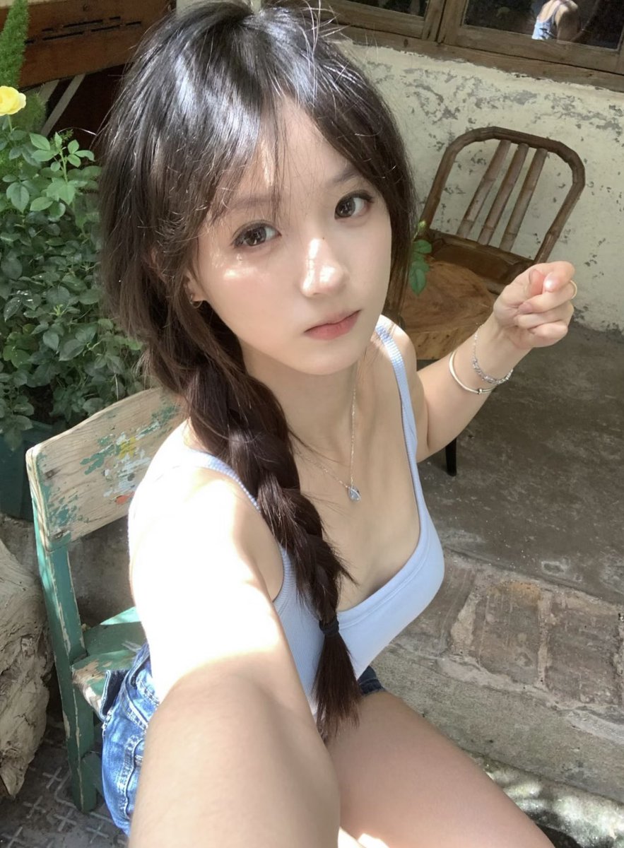 feferico03's tweet photo. 今天周末 🫣

想发点照片  有人锐评女大福照吗

直接给不墨迹  发完我要删了….. https://t.co/CCypNrQzec