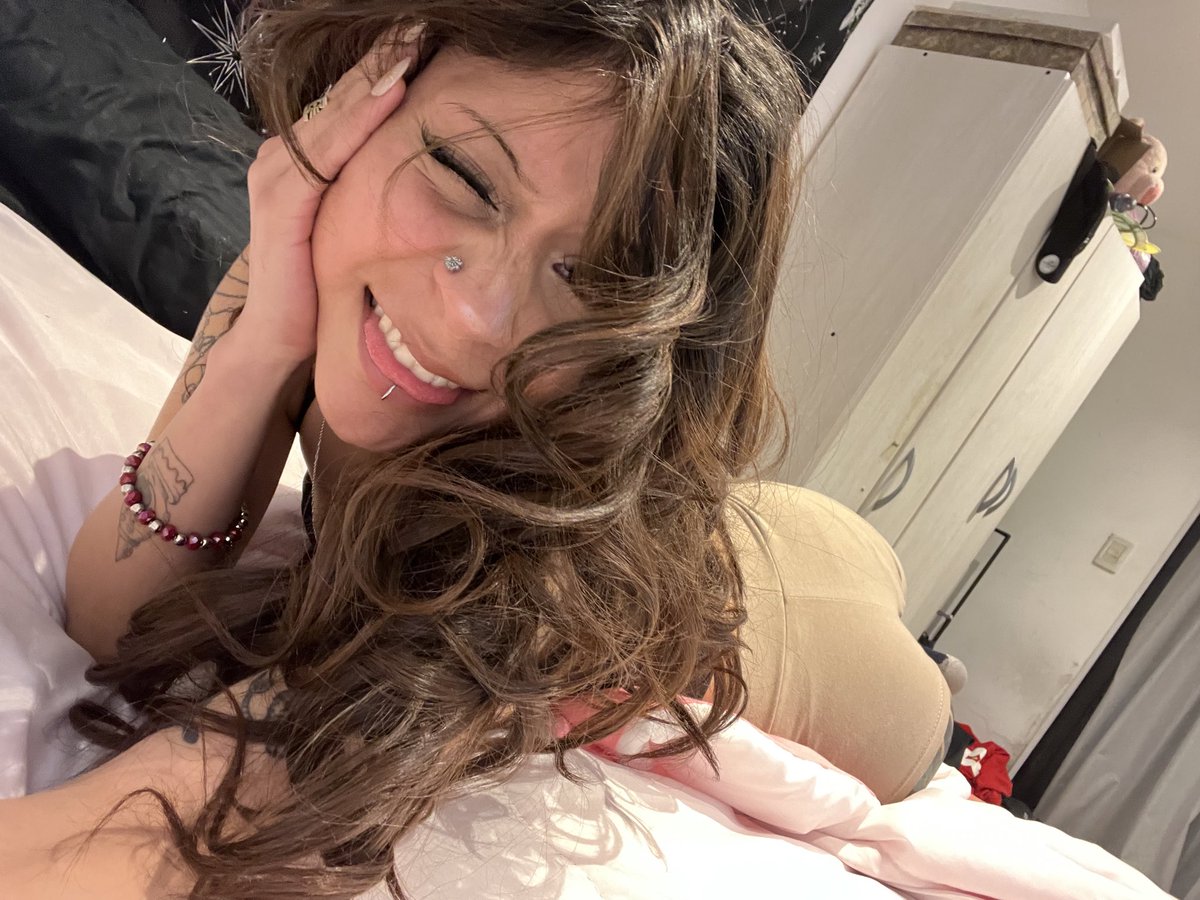 abiegregor's tweet photo. smiling because i know something you don't. https://t.co/S2nWFjunyc