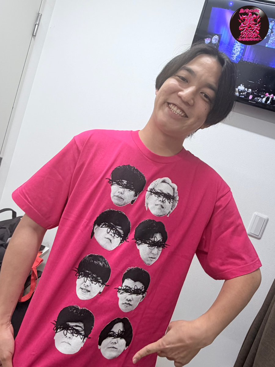 morinomiya_mngk's tweet photo. 【🌟森ノ宮マンゲキ裏フェス2026🌟】
４MCに各チームのチームシャツを着たところを頂きました📸

続いて、#三遊間 #例えば炎 チーム✨

こちらのTシャツは森ノ宮よしもと漫才劇場にて販売中✨
チケットなしでもご購入いただけます！

配信も絶賛販売中✨
チケットの購入はこちら
📲https://t.co/QwpLGuFtGO

※販売は9/27（日）12:00まで
※見逃し配信期間は9/27（日）23:59まで

#森ノ宮マンゲキ裏フェス2026