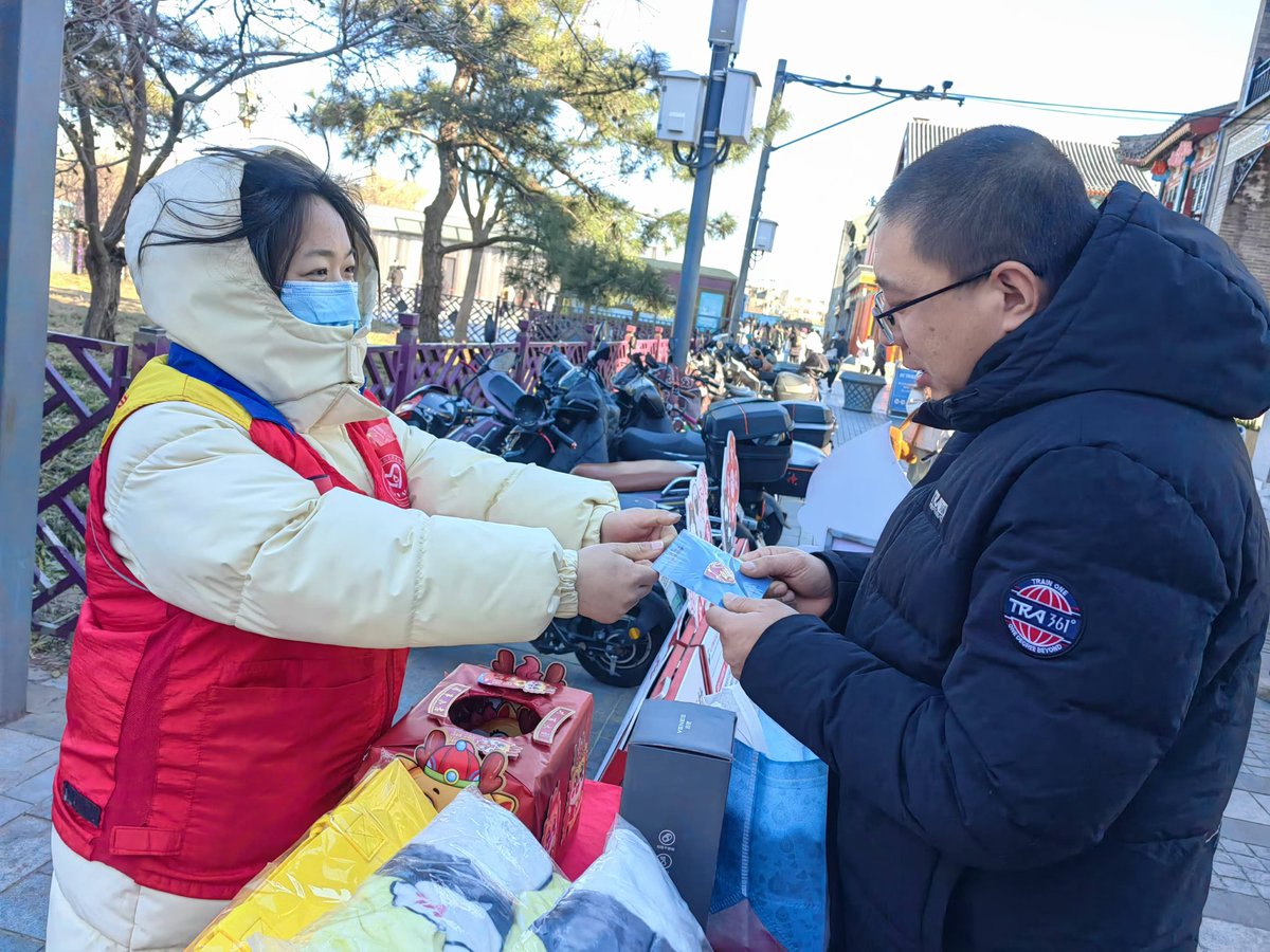 Ronal41994590's tweet photo. Just spent the morning sorting winter blankets and hot meal kits for unhoused neighbors—small acts, big warmth.  #VolunteerDays https://t.co/5IMjdV0NzT