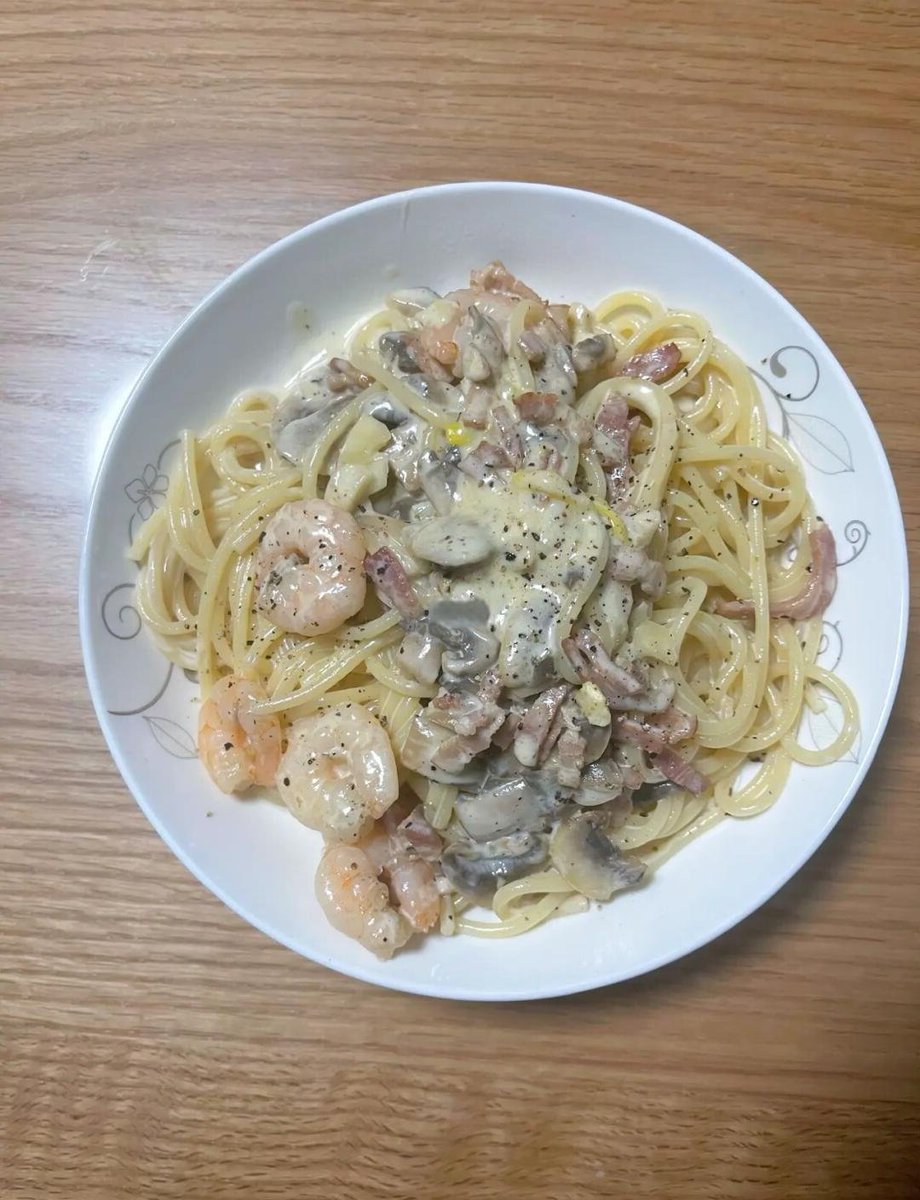 AbelCorrelmcw's tweet photo. A cozy mid-week dinner of creamy mushroom pasta + garlic bread . Nothing hits better than simple, warm comfort food after a busy day~， https://t.co/vU3tAoDrAv