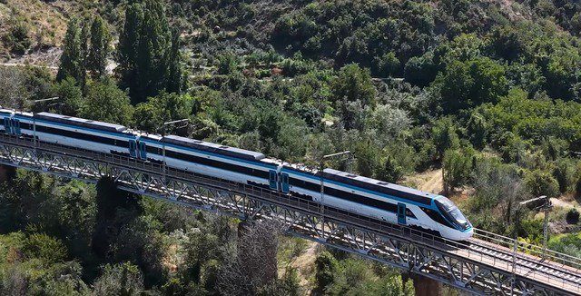 TurWoPe's tweet photo. Ulaştırma ve Altyapı Bakanlığı Milli Hızlı Tren'in seri üretime geçtiğini duyurdu.

Hızı saatte 250 kilometre hıza ulaşabiliyor. https://t.co/5lxOL4wwAO