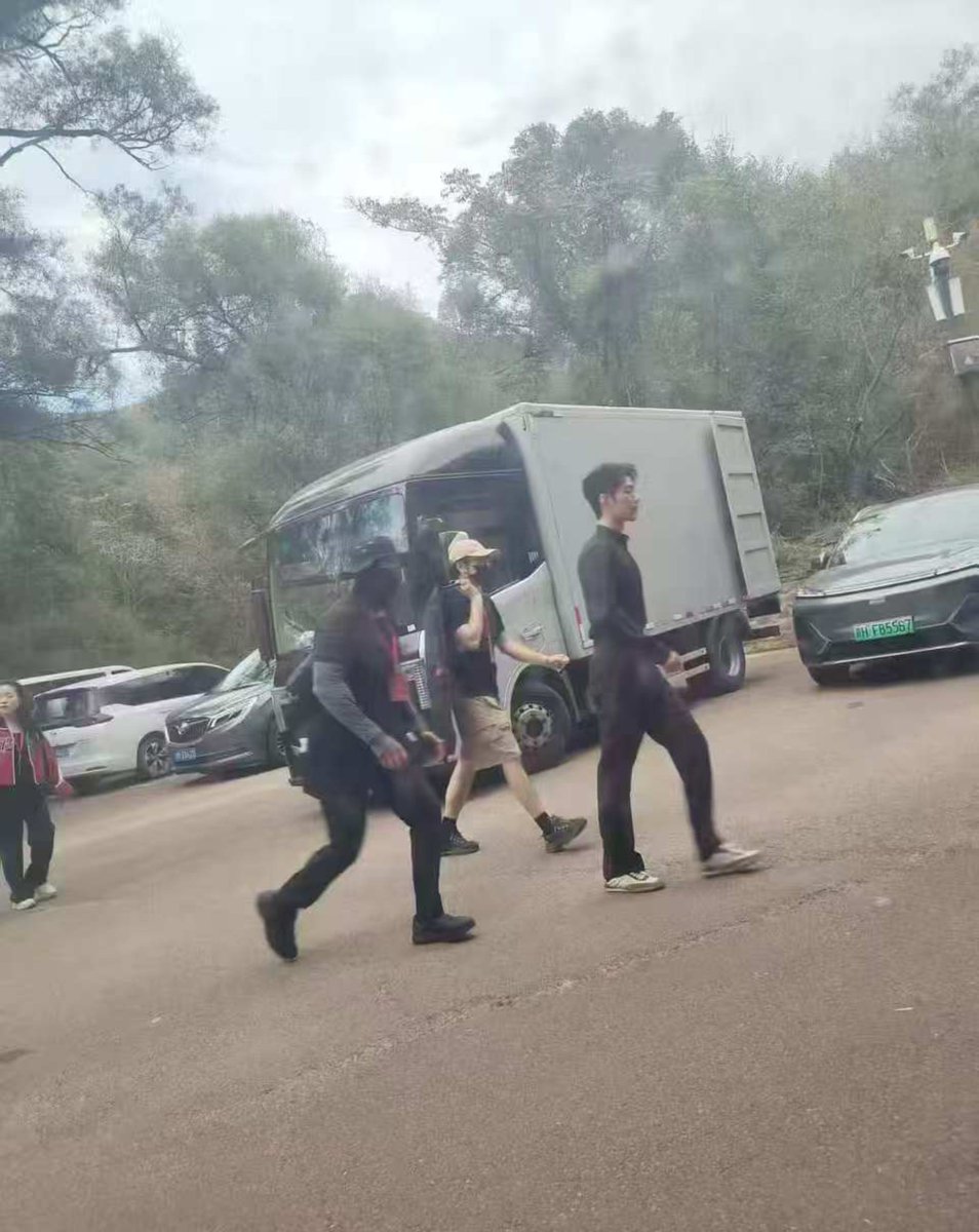 justkayyy38's tweet photo. AHHHH a passerby shared that they ran into Xiao Zhan at Jinshanling Great Wall ‼️

he's probably filming some ad material there 🥹 https://t.co/8PNmnz4pMk