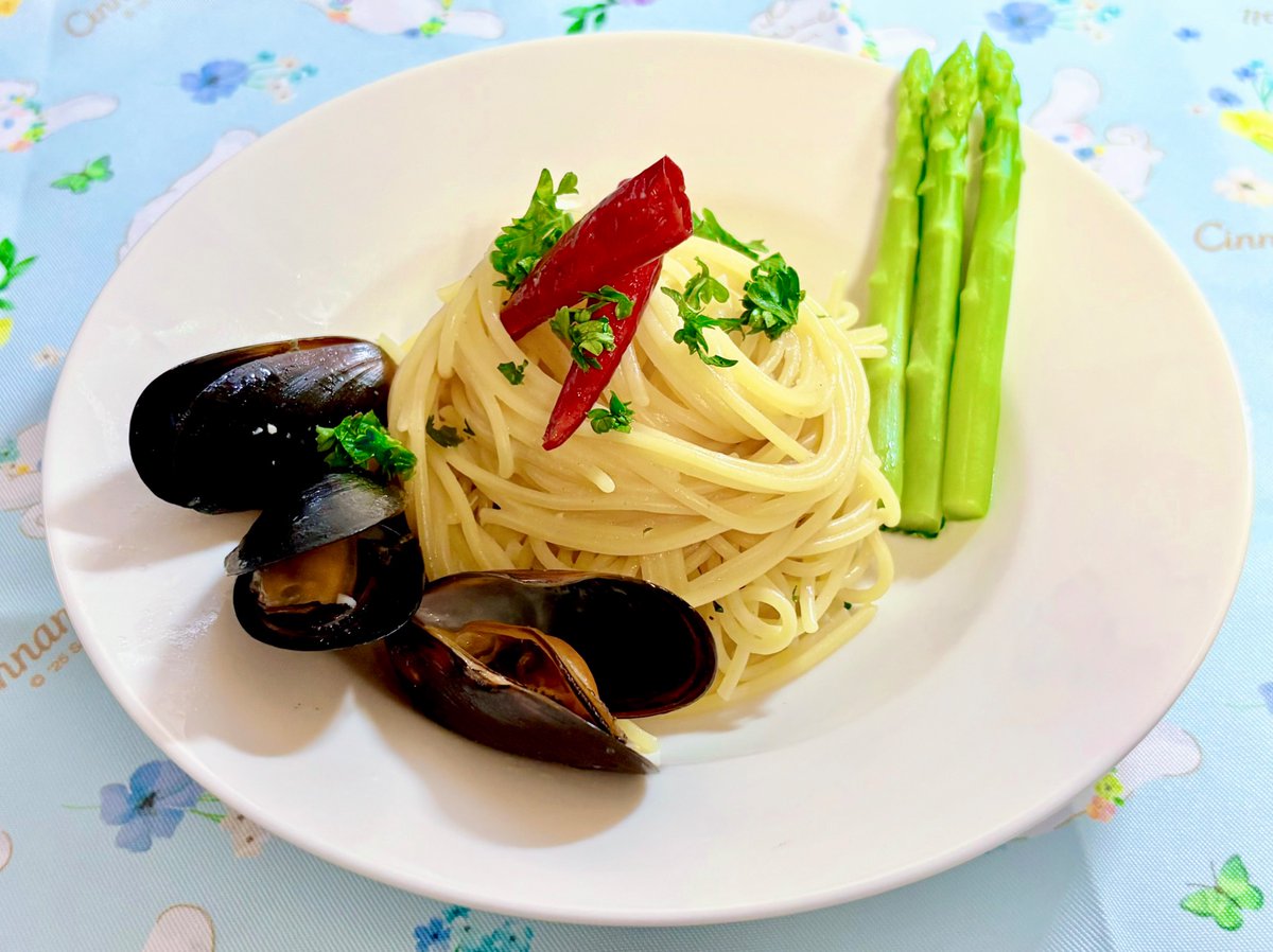 Lillfrill's tweet photo. ムール貝のガーリック焼きとパスタ作ってみました〜🦪
貝の甘みと野菜ソースが合わさって美味しかったです〜(˶'ᵕ'˶ )︎
パスタも貝から出たお出汁が絡んでシンプルながら最高のお味でした.ᐟ.ᐟ
今週も美味しい配信ありがとでしたꯁꯧ

#兎ノ花ののち https://t.co/zV0cKhba7j